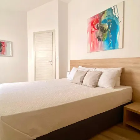 Golden Apartment *