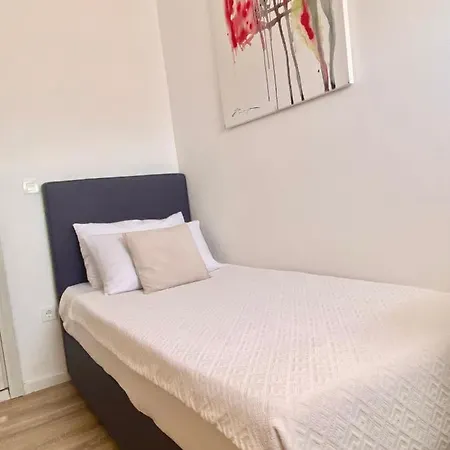 Golden Apartment *
