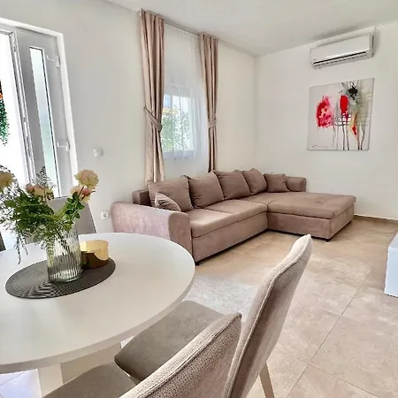 Golden Apartment *